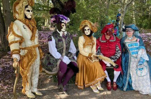 les costumes sont réalisés par les personnes qui les portent, cela peut demander 6 mois de travail