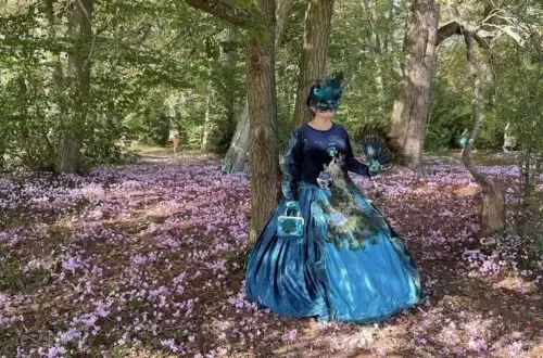 une belle dame qui prend le frais