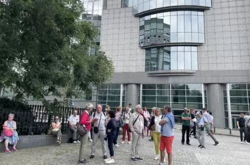 3 - devant le Parlement