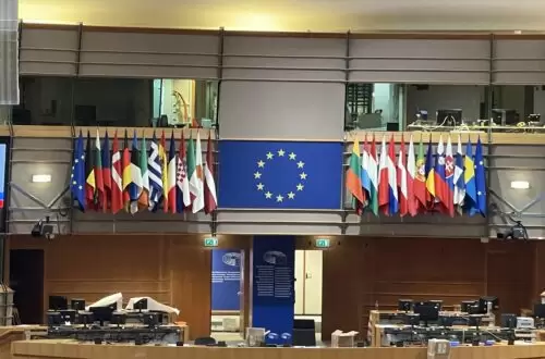 6 - les drapeaux des pays sont placés dans l'ordre alphabétique de leur langue