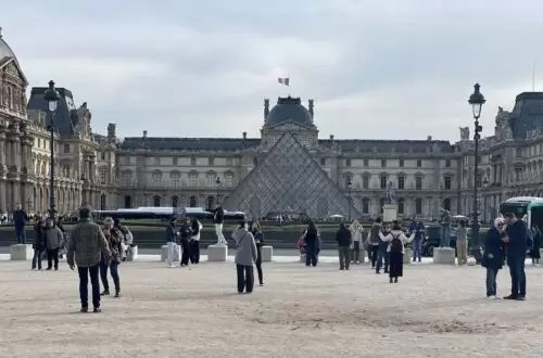 la pyramide du Louvre