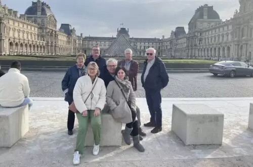 on pose devant la pyramide