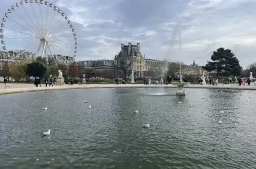 vue sur le Louvre depuis les jardins des Tuileries