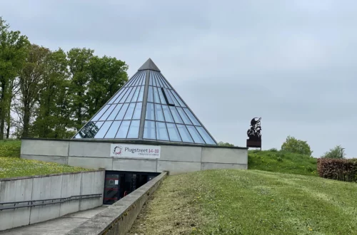 Centre d'Interprétation de Ploegsteert ! le cône représente la colline du Bois de la Hutte