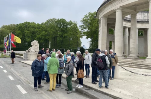 face au Mémorial inauguré inauguré en juin 1931 par le futur roi Léopold III - gardé par deux lions, l'un symbolisant la Belgique, l'autre l'Empire Britannique. De part sa taille, le 3e plus imposant de Belgique