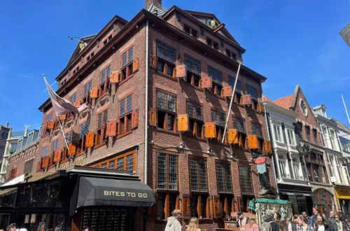 Les noms de rue tels que de Geest et Slijkeinde rappellent les anciens établissements paysans qui s’y trouvaient autrefois.