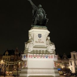 Homme politique flamand. Membre de la haute bourgeoisie gantoise, il joue un rôle considérable au début de la guerre de Cent Ans