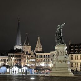 Le Vrijdagmarkt et ses environs valent réellement le détour. Il est possible d’y passer des heures entières. Au marché, le vendredi ou le samedi.