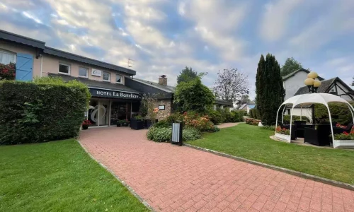 La Bertelière****, dans son écrin de verdure, nous accueille où chacun et chacune pourra passer une bien agréable soirée ainsi qu’une nuit très reposante