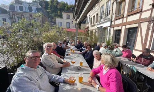 Un soleil qui nous réchauffe ! Un plaisir de se retrouver en terrasse dans ce charmant village