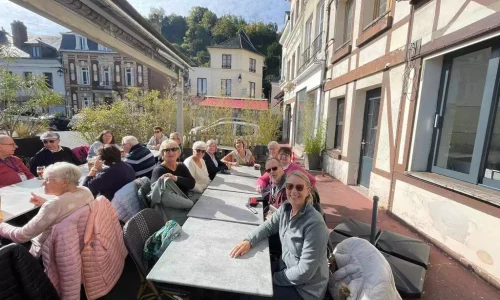 Un soleil qui nous réchauffe ! Un plaisir de se retrouver en terrasse dans ce charmant village