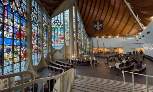 Rouen - église aux magnifiques vitraux sur la place du Vieux Marché où fut brûlée J. D’Arc