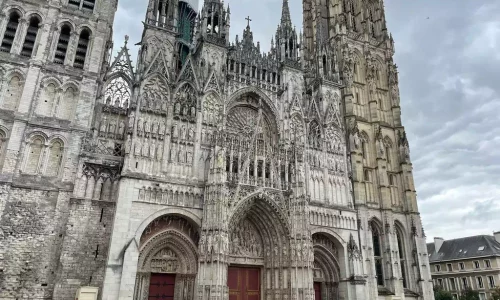 Magnifique édifice cultuel. Une façade sculptée avec la finesse des réalisations en dentelle