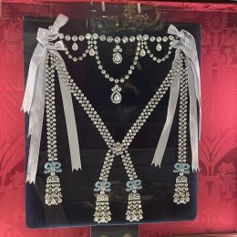 d'Artagnan, le collier de la reine. Voici une réplique au château de Breteuil