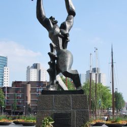 statue la cité en ruine à Rotterdam